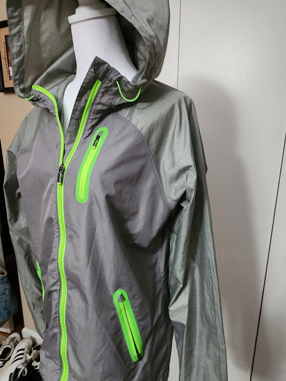 Under Armour Light Jacket Windbreaker - Picture 2 of 5